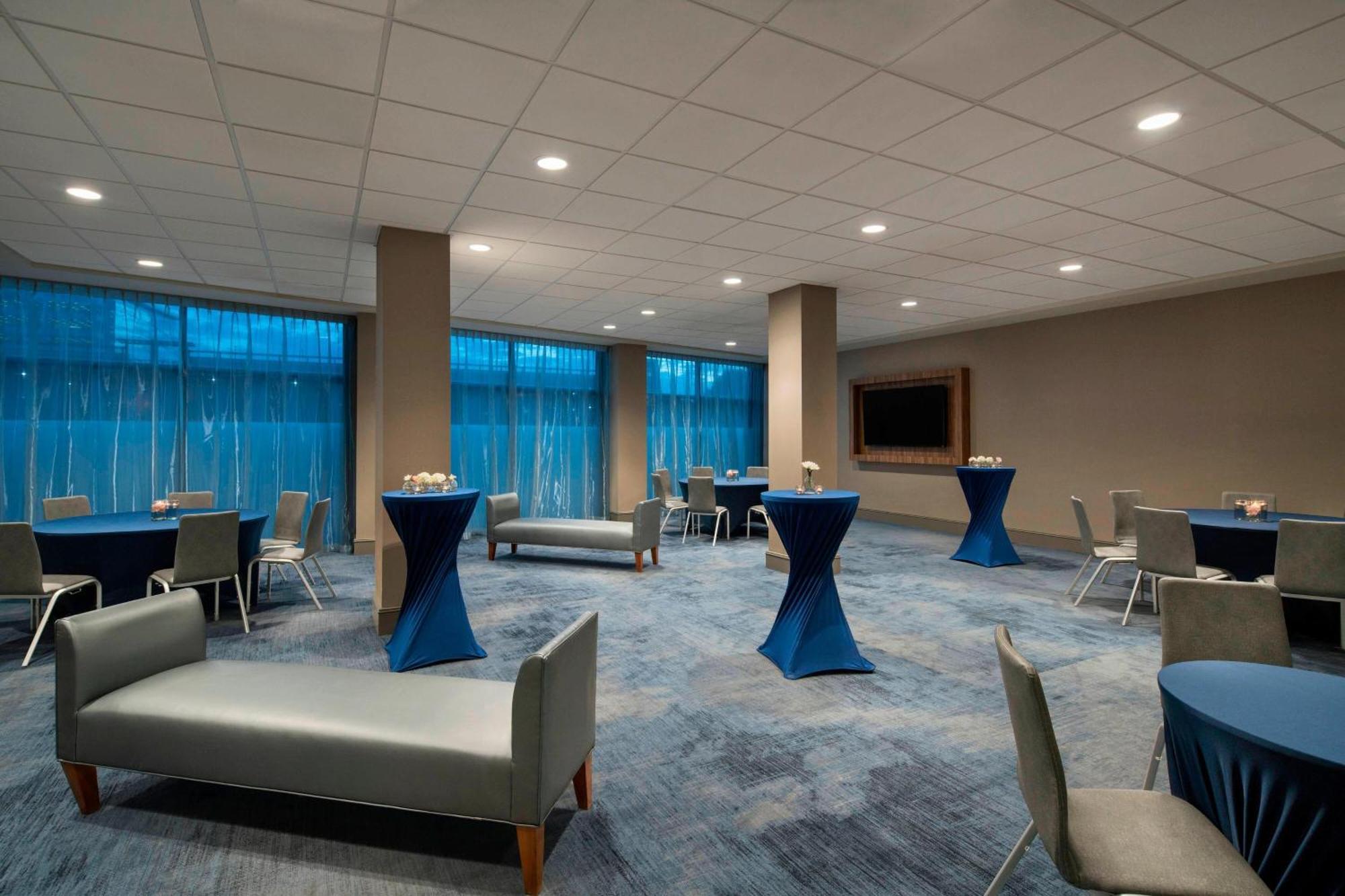 Delta Hotels By Marriott Richmond Downtown Экстерьер фото